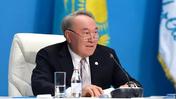 Нурсултан Назарбаев сидит за столом